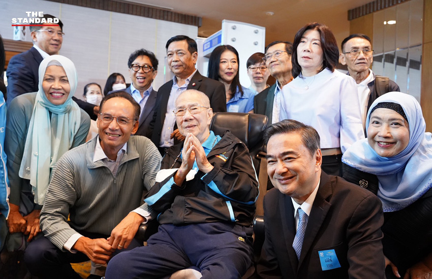 การประชุมครั้งนี้มีสมาชิกพรรคประชาธิปัตย์ทั้งอดีตและปัจจุบันเข้าร่วมด้วย “กาลครั้งหนึ่ง ณ บ้านฟ้า” ฉลองครบรอบ 80 ปี 12