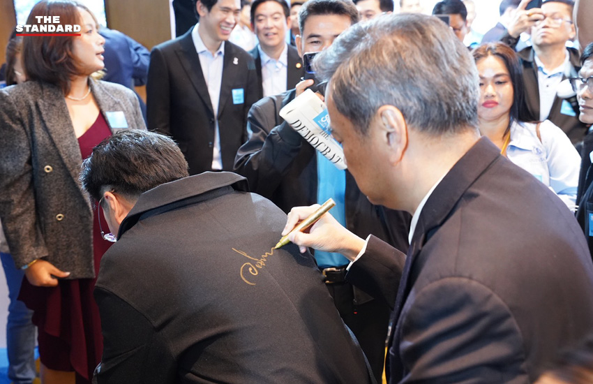 การประชุมครั้งนี้มีสมาชิกพรรคประชาธิปัตย์ทั้งอดีตและปัจจุบันเข้าร่วมด้วย “กาลครั้งหนึ่งในบ้านฟ้า” ฉลองครบรอบ 80 ปี 13